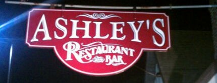 Ashley's Restaurant & Bar is one of Tempat yang Disimpan Lizzie.