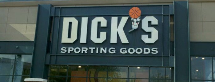 DICK'S Sporting Goods is one of Lugares favoritos de Heidi.