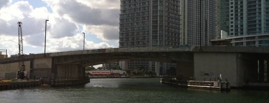 Drawbridge on S Miami Av is one of Orte, die GABRIELA gefallen.