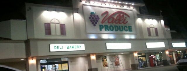 Valli Produce is one of Lieux qui ont plu à Angela.