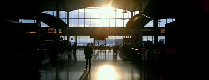 Toronto Pearson Uluslararası Havalimanı (YYZ) is one of Airports I've Been To.
