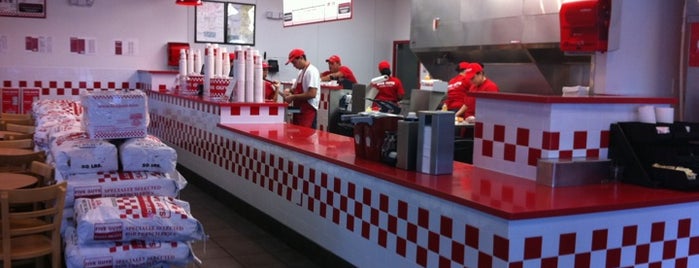 Five Guys is one of สถานที่ที่ Mike ถูกใจ.