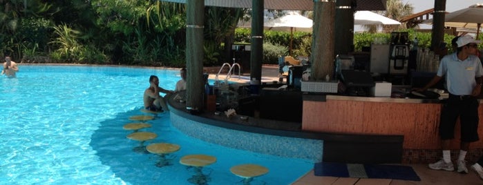 Pool Bar - Jumeirah Beach Hotel is one of Orte, die Pouria gefallen.