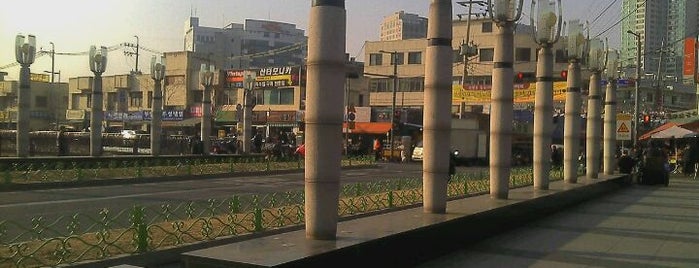 영도교 is one of Bridges over Cheonggyecheon.