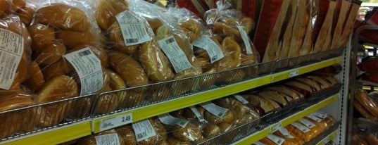 Dean's No Frills is one of Lugares favoritos de Kristine.