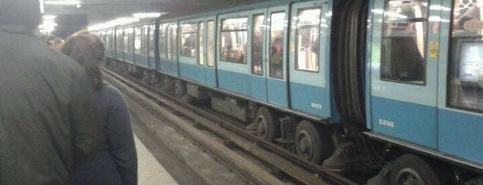 Metro Los Leones is one of Estaciones Metro de Santiago.