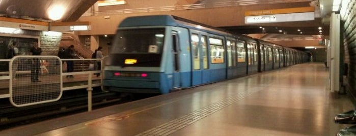 Metro La Cisterna is one of Metro Santiago.