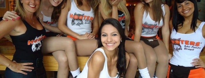 Hooters is one of Vamos comer em SP.