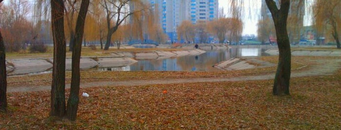 Озеро в парку Перемоги is one of Lieux qui ont plu à Андрей.
