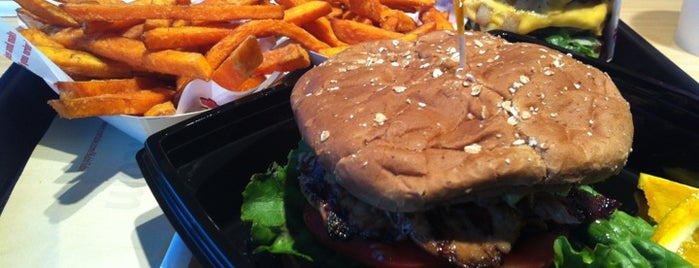 The Habit Burger Grill is one of สถานที่ที่บันทึกไว้ของ Caroline.