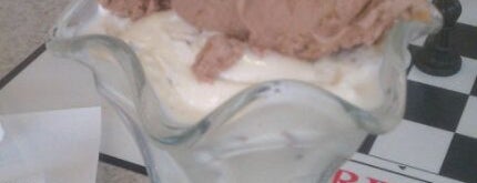 Oberweis Ice Cream And Dairy Store is one of Posti che sono piaciuti a Shakthi.