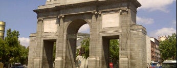 Puerta de Toledo is one of 101 sitios que ver en Madrid antes de morir.