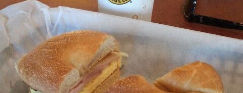 Einstein Bros Bagels is one of Locais curtidos por Eve.