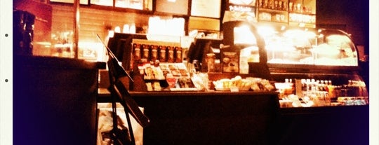 Starbucks is one of Lieux sauvegardés par KENDRICK.