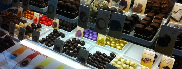 Godiva Chocolatier is one of Orte, die Brad gefallen.