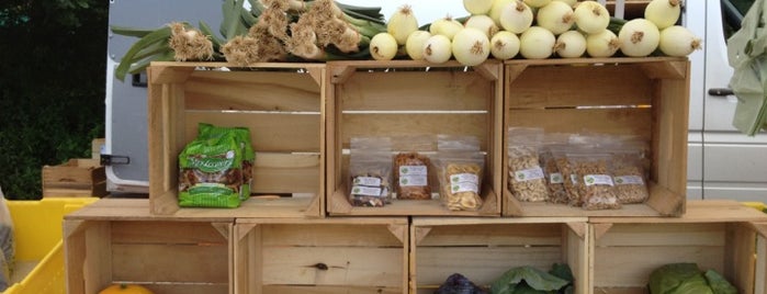 Fox Chapel Farmers Market at Shady Side Academy is one of Organics.