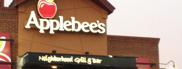 Applebee's Grill + Bar is one of Tempat yang Disukai Janine.