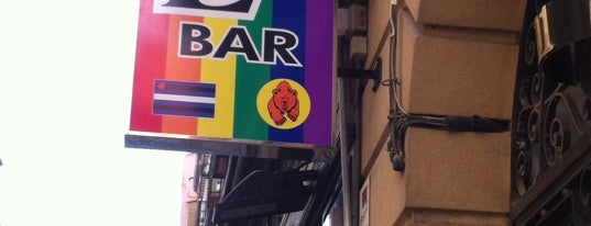 LL Bar is one of Chueca. Sitios "must go".