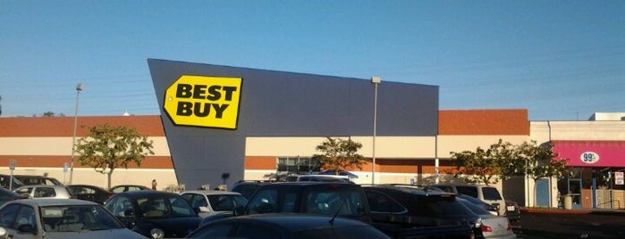 Best Buy is one of Orte, die Phillip gefallen.