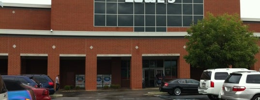 Lowe's is one of Locais curtidos por Michael X.