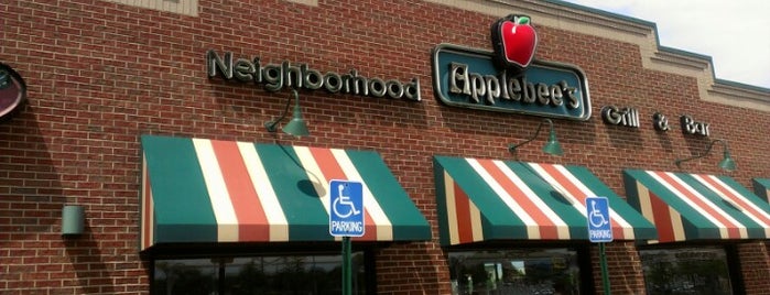Applebee's Grill + Bar is one of Locais curtidos por Meags.