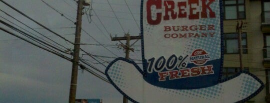 Hat Creek Burger Co. is one of สถานที่ที่ Debra ถูกใจ.
