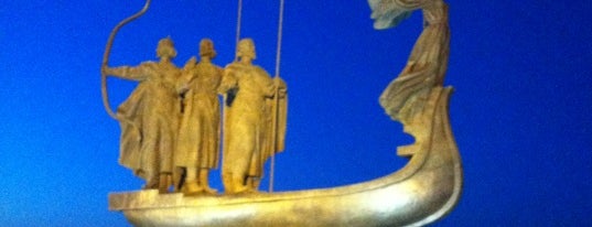 Памятник основателям Киева (Кий, Щек, Хорив и Лыбедь) is one of Памятники Киева / Statues of Kiev.