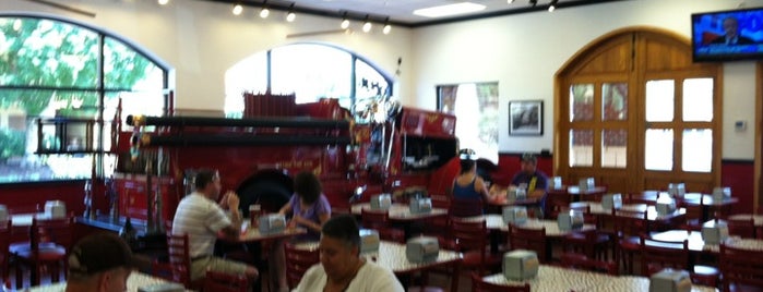 Firehouse Subs Pigeon Forge is one of Posti che sono piaciuti a Lauren.