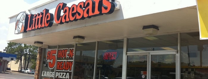 Little Caesars Pizza is one of สถานที่ที่ Keaten ถูกใจ.