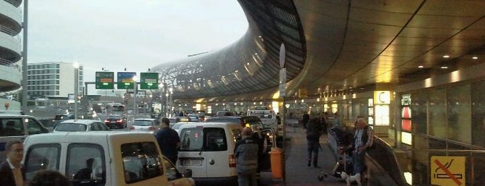 デュッセルドルフ空港 (DUS) is one of Airports in Europe, Africa and Middle East.