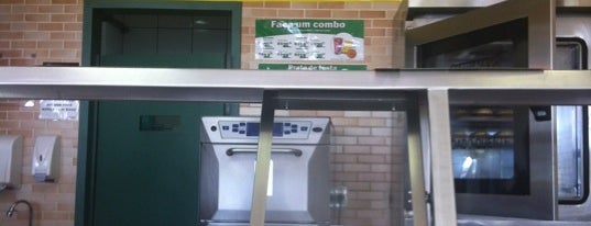 Subway is one of Tempat yang Disukai Fernando.