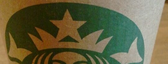 Starbucks is one of Lugares favoritos de Caroline.