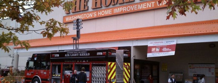 The Home Depot is one of Locais curtidos por Emylee.