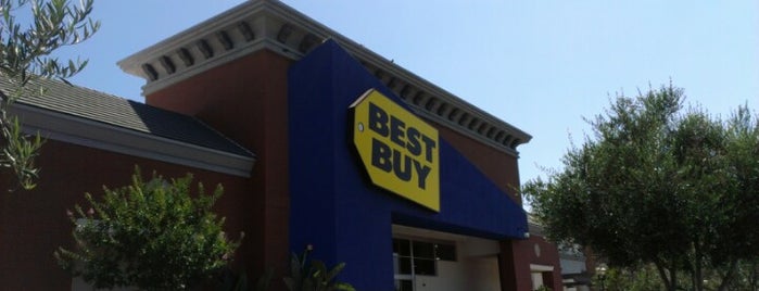 Best Buy is one of Tempat yang Disukai Louis.