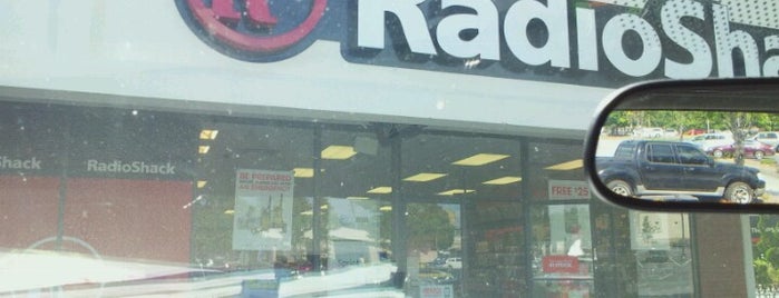 RadioShack is one of Chesterさんのお気に入りスポット.