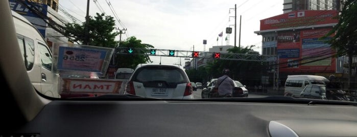 Ratchayothin Intersection is one of Miizaoy on the Road^^.