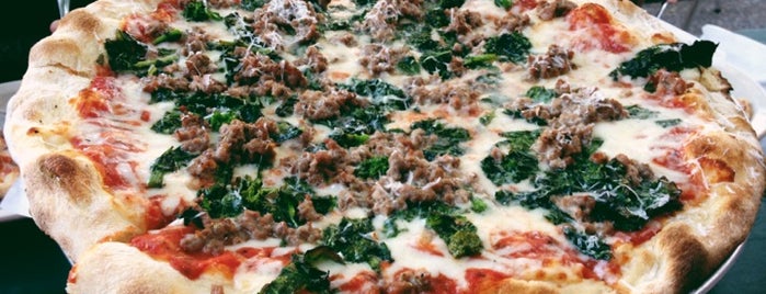 Flying Squirrel Pizza is one of sarah 님이 좋아한 장소.