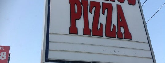 Stavros Pizza is one of Lugares guardados de Lizzie.