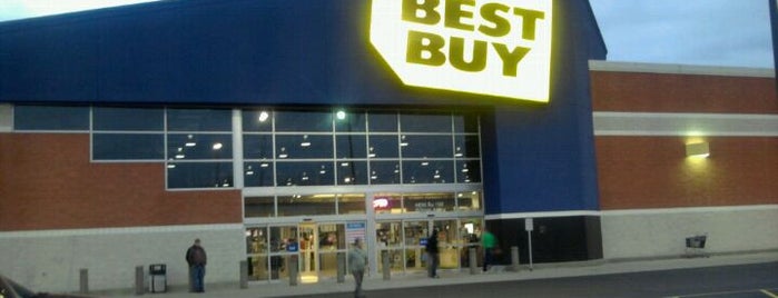 Best Buy is one of Tempat yang Disukai Kellie.