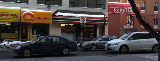 7-Eleven is one of Lugares favoritos de Zachary.