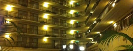 Embassy Suites by Hilton is one of Yuriさんのお気に入りスポット.