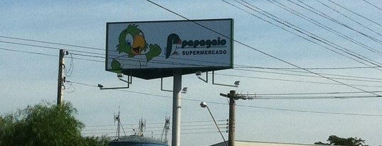 Papagaio Supermercado is one of restaurantes.