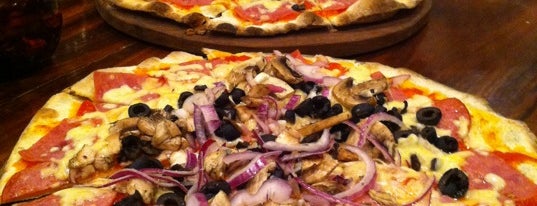 Baula pizza is one of สถานที่ที่บันทึกไว้ของ Cecilia.