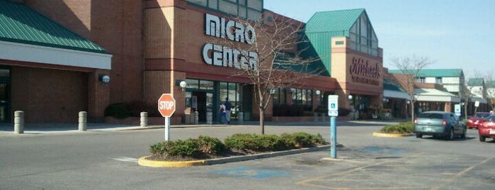 Micro Center is one of Tempat yang Disukai Tom.