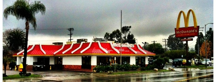 McDonald's is one of สถานที่ที่ David ถูกใจ.