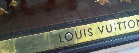 Louis Vuitton is one of TIENDAS Y GRANDES SUPERFICIES FAVORITAS.