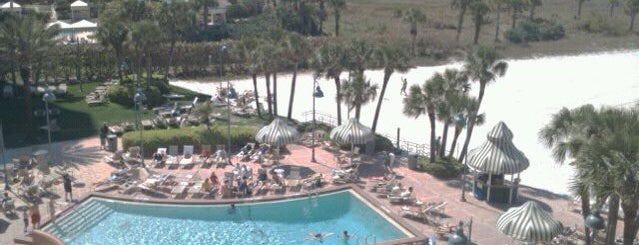 Sheraton Sand Key Resort is one of Mary'ın Beğendiği Mekanlar.