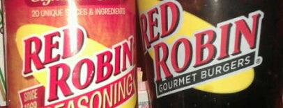 Red Robin Gourmet Burgers and Brews is one of Tempat yang Disukai Roxy.