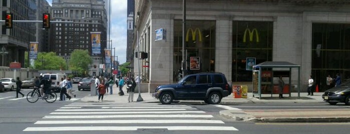 McDonald's is one of Locais curtidos por Rozanne.