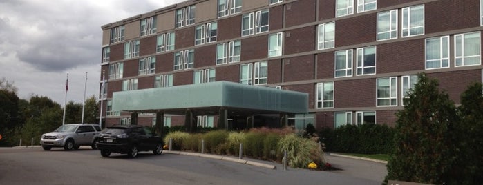 Hotel Indigo Boston Newton Riverside is one of Brad'ın Beğendiği Mekanlar.